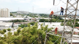 Potensi Terjadi Longsor, PLN Terjunkan Tim ULTG Pasang Kawat Seling