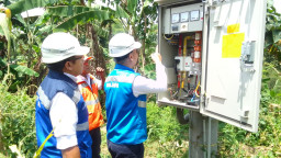 Rumahnya Teraliri Listrik, Warga Dusun Polay Situbondo Jalani Ramadhan Penuh Sukacita