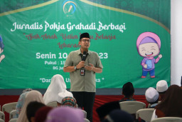 Jurnalis Pokja Grahadi, Ajak Puluhan Anak Yatim Berbagi Kebahagiaan