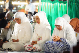 Malam 21 Ramadhan, Wali Kota Mojokerto Ning Ita Bermunajat di Atas KRI Surabaya 591