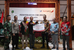 Terangkan Pulau Kangean Lewat CSR PJU Solar Cell dari Bank Jatim
