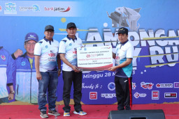 Wujudkan Kemandirian Ekonomi, Bank Jatim Serahkan Dua CSR Sekaligus di Lamongan dan Lumajang
