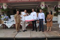 Dukung Percepatan Digitalisasi, Bank Jatim Serahkan Bantuan CSR 120 Unit PC Kepada Pemkot Surabaya