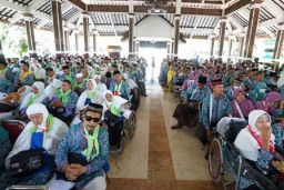 Bupati Sidoarjo Berangkatkan 890 Jamaah Calon Haji Kloter 16 dan 17 Sidoarjo