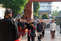 Upacara Hari Lahir Pancasila, Petugas Lapas Mojokerto Pakai Pakaian Adat