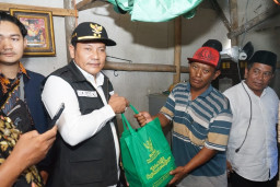 Wabup Subandi Beri Bantuan Bedah Rumah dan Pengobatan Untuk Ponisri di Desa Kalisogo Jabon