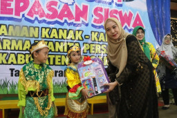 TK Dharma Wanita Persatuan Kabupaten Sidoarjo Lepas Anak Didiknya dengan Pentas Seni