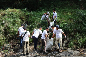 Peringati Hari Lingkungan Hidup, PLN UIT JBM Bersihkan Sungai dan Pantai di Jatim dan Bali