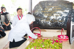 Ziarah Makam Bung Karno, Gubernur Khofifah Ajak Pimpinan Mahasiswa  Cipayung Plus Tanamkan Nasionalisme