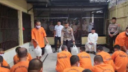 Berbagi Kegembiraan di Hari Raya Idul Adha 1444 H, Kapolres Blitar Kota Bagikan Masakan Ibu-ibu Bhayangkari