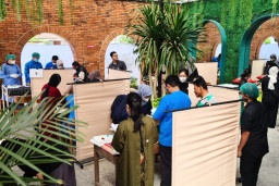 Alumni Fakultas Kedokteran Unair Ajak 50 Anak-anak Magetan Ikuti Khitan Ceria di Masjid Bani Solan