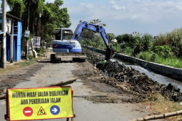 Gus Muhdlor Kebut Proyek Betonisasi Sembilan Ruas Jalan Penghubung Antar Desa
