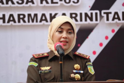 Kejati Jatim Bagikan Ratusan Paket Sembako pada Petugas Kebersihan