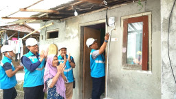 Terima Program Pasang Listrik Gratis Dari PLN,  Senyum Warga Sidoarjo ini Mengembang