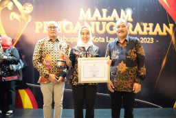 Beri Layanan Pendidikan Gratis, Wali Kota Ning Ita Terima Penghargaan KLA Nindya dari Pemerintah Pusat