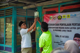 Ratusan Rumah Tangga Tidak Mampu di Jember Terima Bantuan Pasang Baru Listrik Gratis