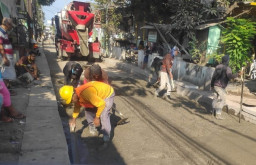 Proyek Betonisasi Jalan Tropodo Waru Mulai Dicor Pondasi Lapis Bawah
