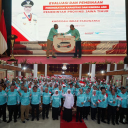 Pemprov Jatim dan Bank Jatim Sapa Ratusan ASN Sekaligus Serahkan Bantuan Sosial di Pamekasan