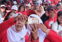 Sosialisasikan Cinta, Bangga, dan Paham Rupiah, Indah Kurnia Ajak Ribuan Warga Kedungturi Jalan Sehat