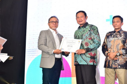 Bawa Pertumbuhan Ekonomi  5,56, Bupati Lamongan Tokoh Penggerak Entrepreneur