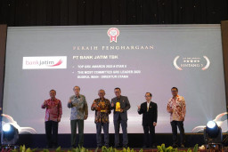 Bank Jatim Boyong Dua Penghargaan Pada Ajang TOP GRC Awards 2023