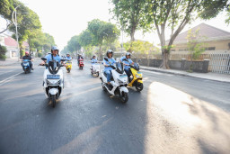 Konvoi Kendaraan Listrik ke Taman Bungkul, PLN Apresiasi Pelanggan Dengan Berbagi Doorprize