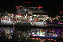 Sparkling Kalimas Jazz, Indah Kurnia Ajak Ermy Kulit Rasakan Sensasi Menyanyi di Atas Perahu