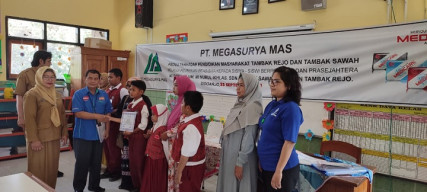 PT Megasurya Mas Berikan Beasiswa 395 Pelajar SD Sidoarjo dan Gresik