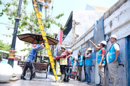 Komitmen Tingkatkan Pelayanan ke Masyarakat, PLN Rapikan Kabel Fiber Optik di Madiun