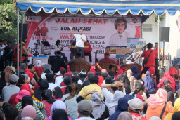 Bersama OJK, Indah Kurnia Ajak Warga Wonocolo Waspada Investasi Bodong dan Pinjol Ilegal