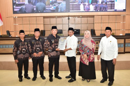 Terus Menebar Manfaat, DPRD Lamongan Sahkan 13 Raperda Tahap 1
