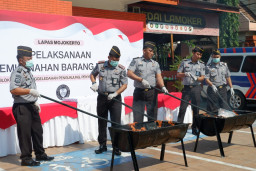 Lapas Mojokerto Musnahkan Puluhan Barang Terlarang Hasil Razia