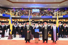 Gubernur Khofifah Raih Gelar Doktor Honoris Causa dari UNAIR