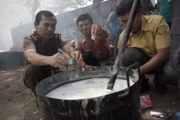 Kejari Jombang Musnahkan Ribuan Rokok Ilegal dan Narkoba