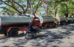 Pemkab Pasuruan Beserta Warga dan Beberapa Perusahaan Bersihkan Sungai