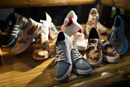 Unik dan Menarik, Produk Alas Kaki Motif Batik Kontemporer Jadi Incaran Pengunjung