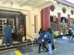 Sidang Pembunuhan Angeline Ditunda, Keluarga dan Teman Korban Kecewa