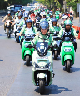 Konvoi Motor Listrik Dengan Peserta Terbanyak, Pemprov Jatim Bersama PLN Pecahkan Rekor MURI