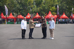 Bank Jatim Serahkan CSR Tenda Kerucut Kepada Pemkab Jember