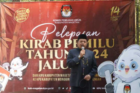Tuntaskan Kirab Pemilu, KPU Jatim Serah Terima Bendera Kirab ke KPU Wonogiri Jateng