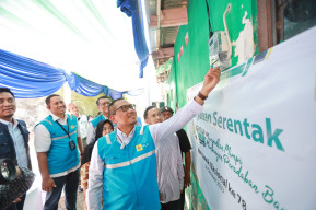 Peringati Hari Listrik Nasional, Pegawai PLN Sambung Listrik Warga Tidak Mampu