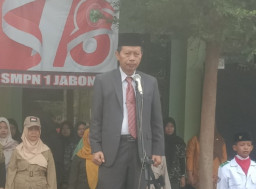 Peringati Hari Pahlawan, Siswa-siswi di SMPN 1 Jabon Kenakan Pakaian Adat Nusantara