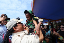 Prabowo Gendong dan Beri Ciuman Hangay ke Tentara Cilik Anak-Anak di Mimika Papua