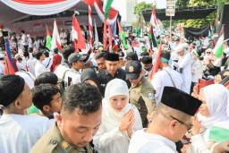 Gubernur Khofifah Ikut Berbaur Bersama Puluhan Ribu Warga Aksi Bela Palestina