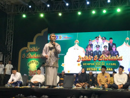 Ribuan Warga Mojokerto Padati Pengajian 'Gempur Rokok Ilegal ' Bersama Ustad Maulana