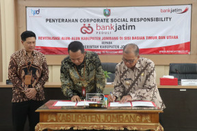 Bank Jatim Serahkan CSR Revitalisasi Alun-alun Jombang