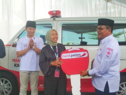 Sinergi Pemkab Trenggalek, Bank Jatim Serahkan CSR Mobil Ambulans dan Launching KKPD