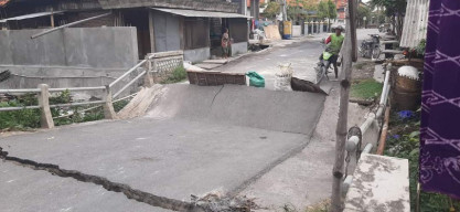 Jembatan Tiwet yang Menghubungkan Turi-Kalitengah Ambles