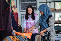 Berdayakan Mantan Pekerja Migran di Blitar, PLN Peduli Berikan Bantuan Mesin Jahit