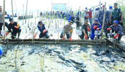 HUT Korp Brimob ke-78 dan HUT Polairud ke-73 Kapolda Jatim Tanam 18 Ribu Bibit Mangrove